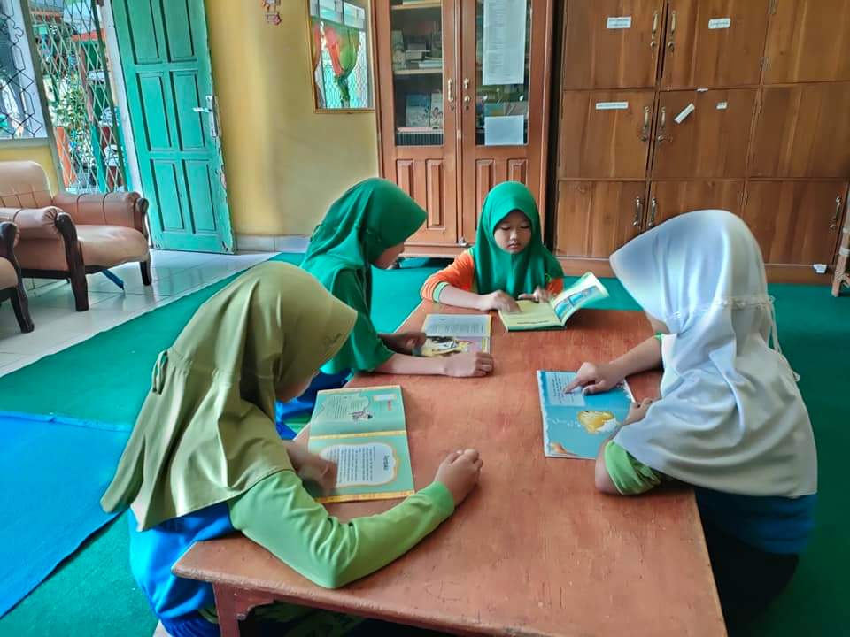 Cara Memanfaatkan Waktu Luang dengan Membaca Buku-www.perpustakaan.org